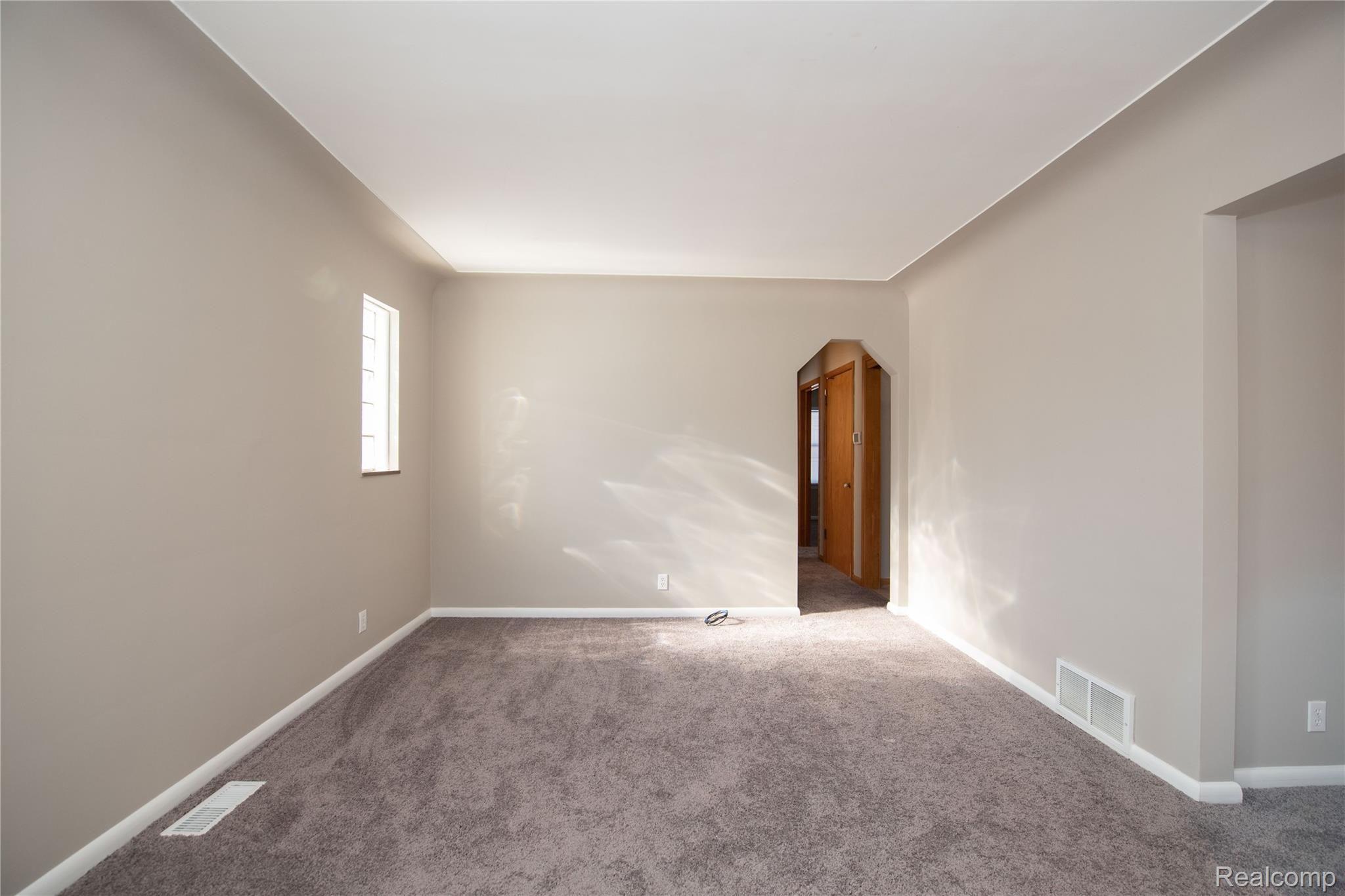 32609 Ruehle Avenue Warren, MI 48093 - Photo 4 of 40 Ruehle 32609 - 9.jpg
