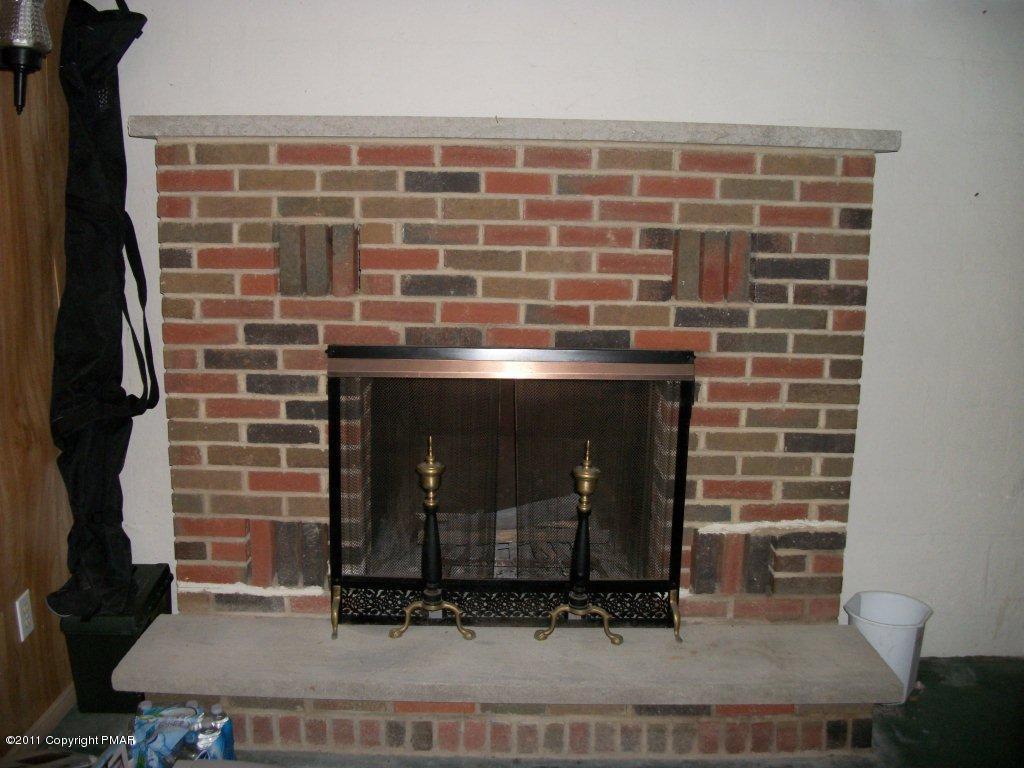 581 Wren Lane Bushkill, PA 18324 - Photo 13 of 16 a view of a fireplace