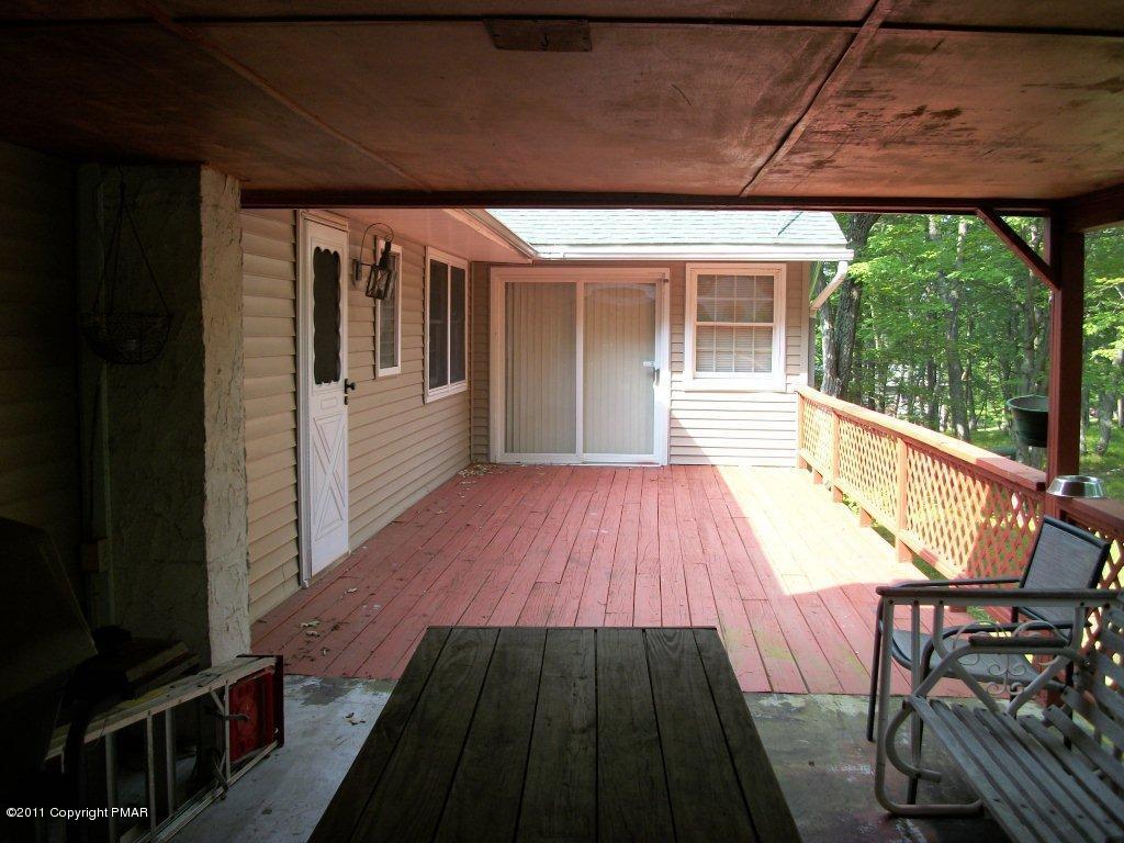 581 Wren Lane Bushkill, PA 18324 - Photo 15 of 16 a view of a balcony with furniture