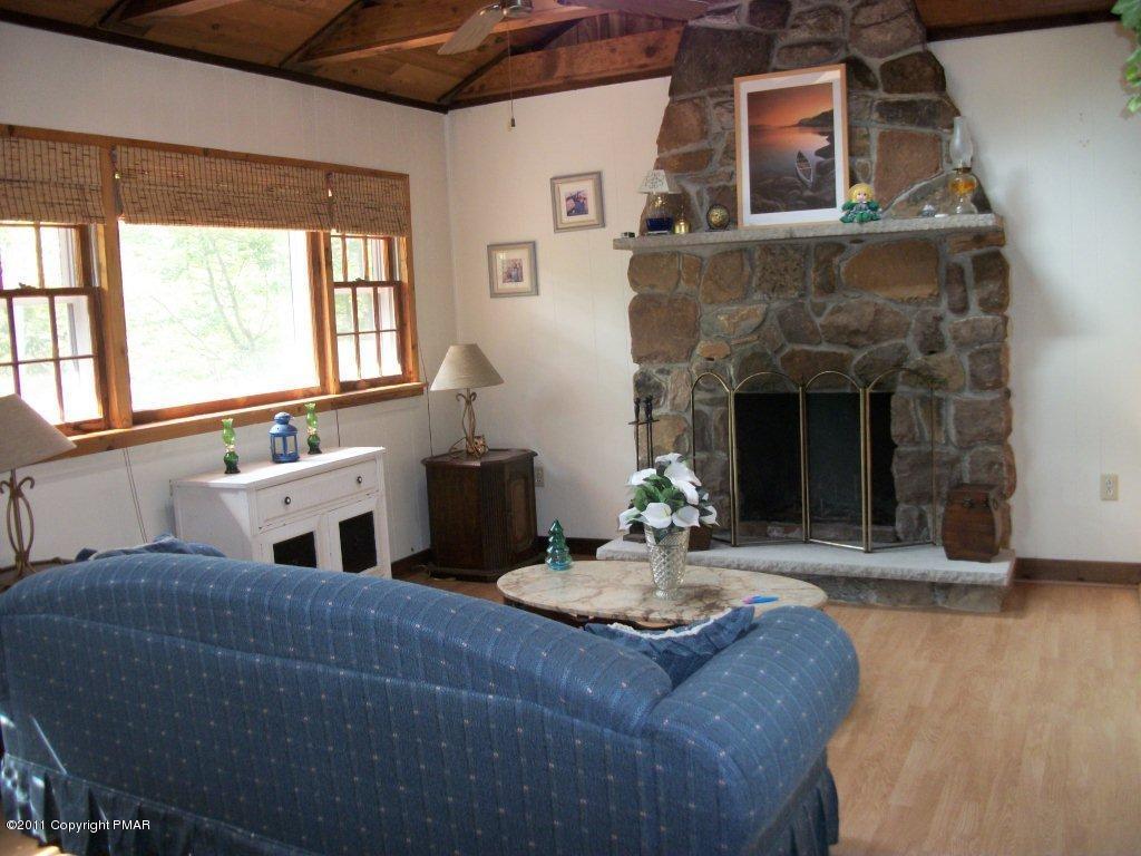 581 Wren Lane Bushkill, PA 18324 - Photo 5 of 16 a living room with furniture and fireplace