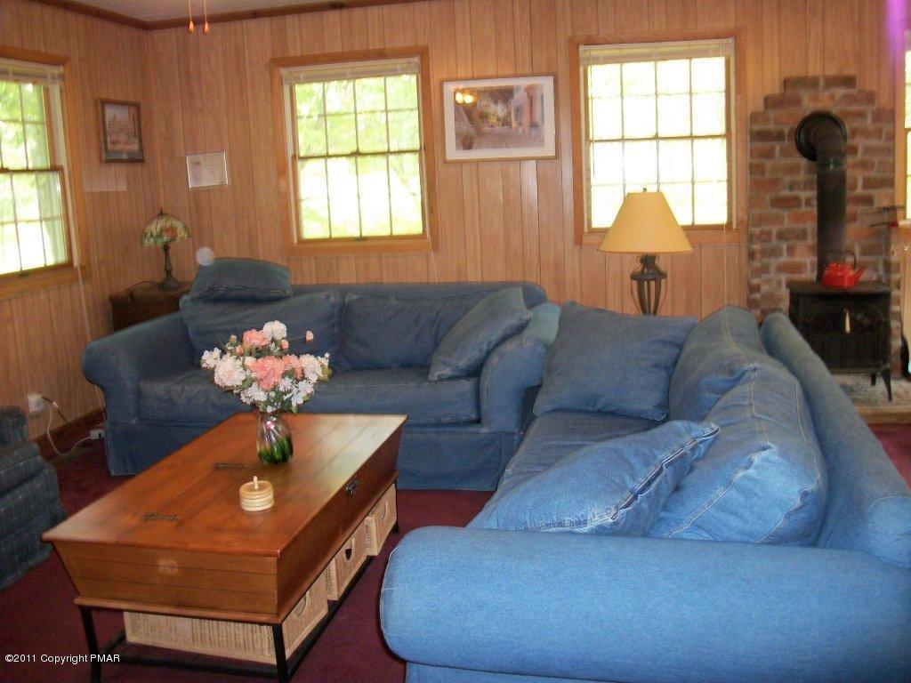 581 Wren Lane Bushkill, PA 18324 - Photo 7 of 16 a living room with furniture and a window