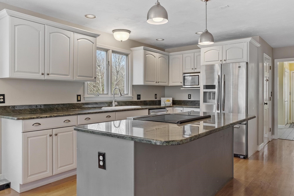 54 Kettle Hole Road Bolton, MA 01740 - Photo 7 of 37