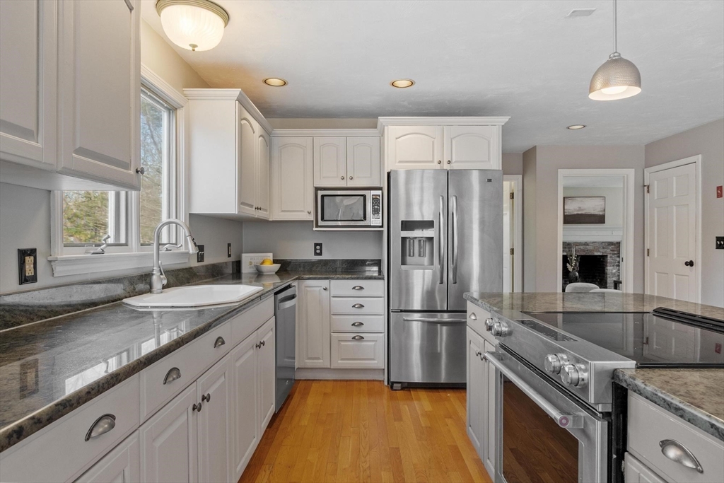 54 Kettle Hole Road Bolton, MA 01740 - Photo 8 of 37