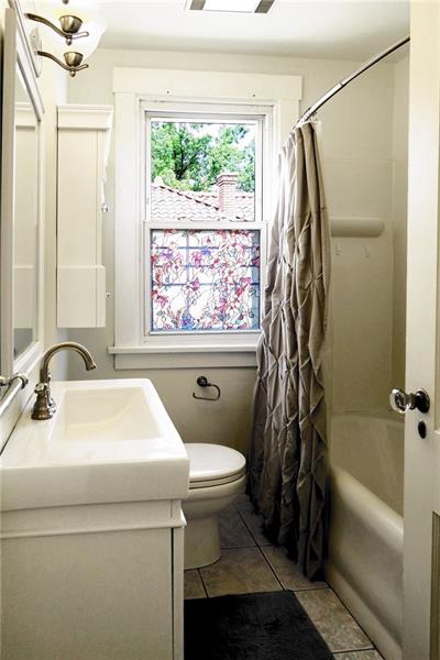 124 Ridgewood Avenue Pittsburgh, PA 15229 - Photo 13 of 21 Hall Bathroom: 2nd floor.