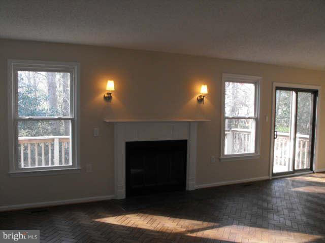 2588 Golfers Ridge Road Annapolis, MD 21401 - Photo 4 of 30 Living Room