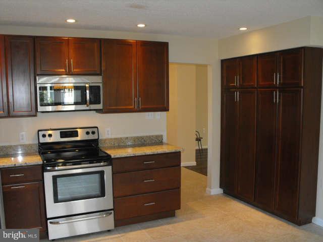 2588 Golfers Ridge Road Annapolis, MD 21401 - Photo 9 of 30 Kitchen
