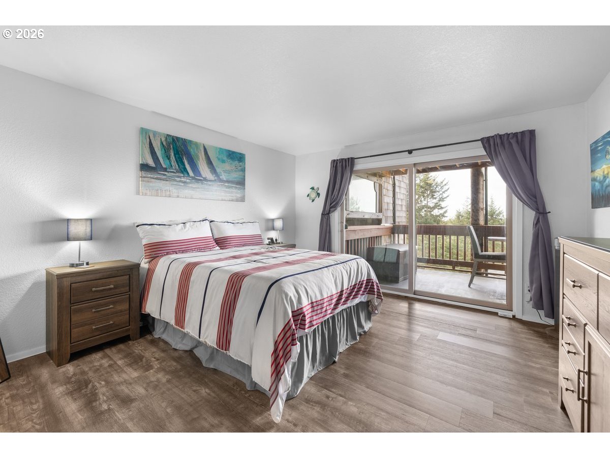 2801 Willows Road, Unit 8 Seaview, WA 98644 - Photo 10 of 22 Bedroom, Owner's Suite