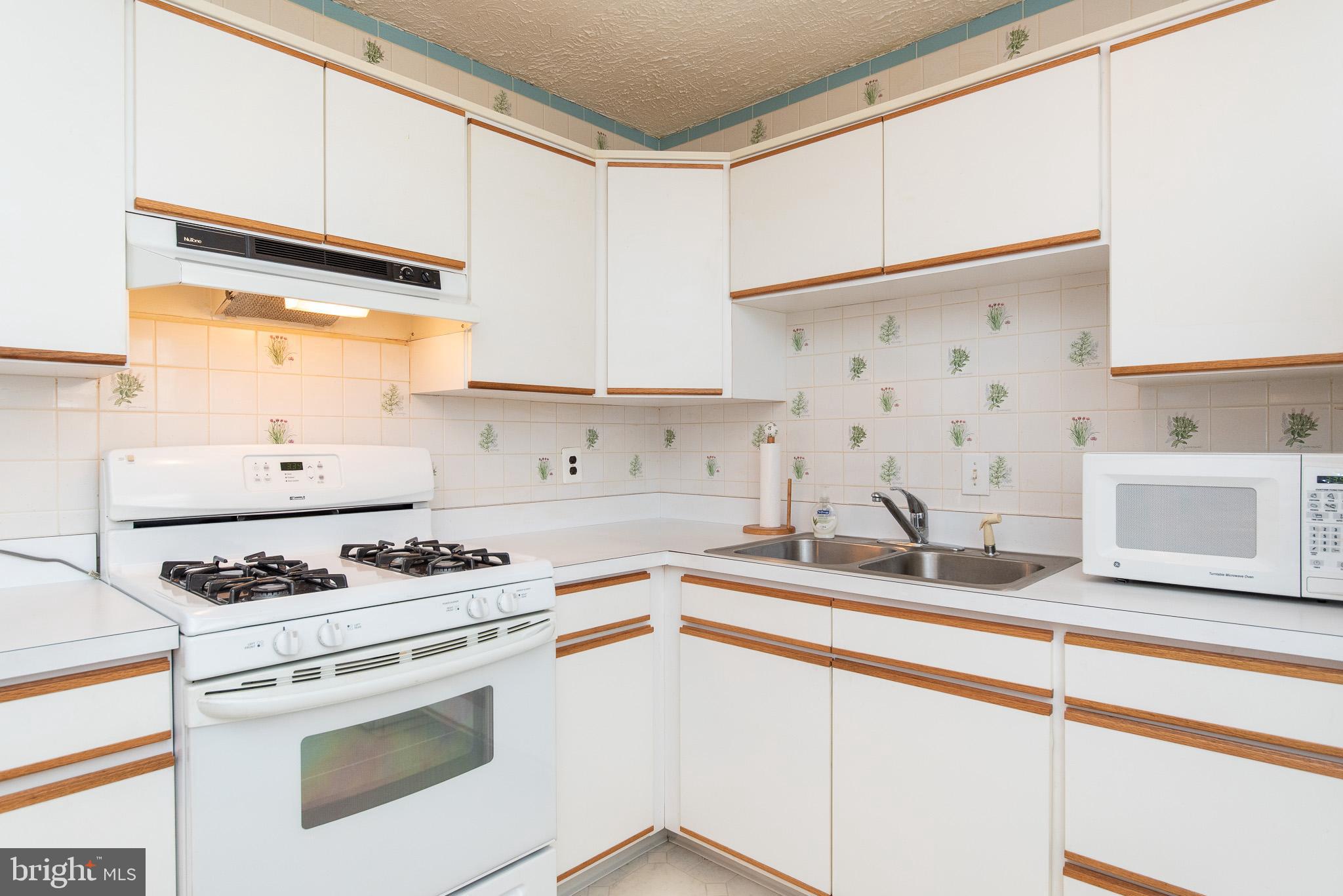 428 Brownell Road Baltimore, MD 21220 - Photo 10 of 37 Kitchen with Gas Cooking