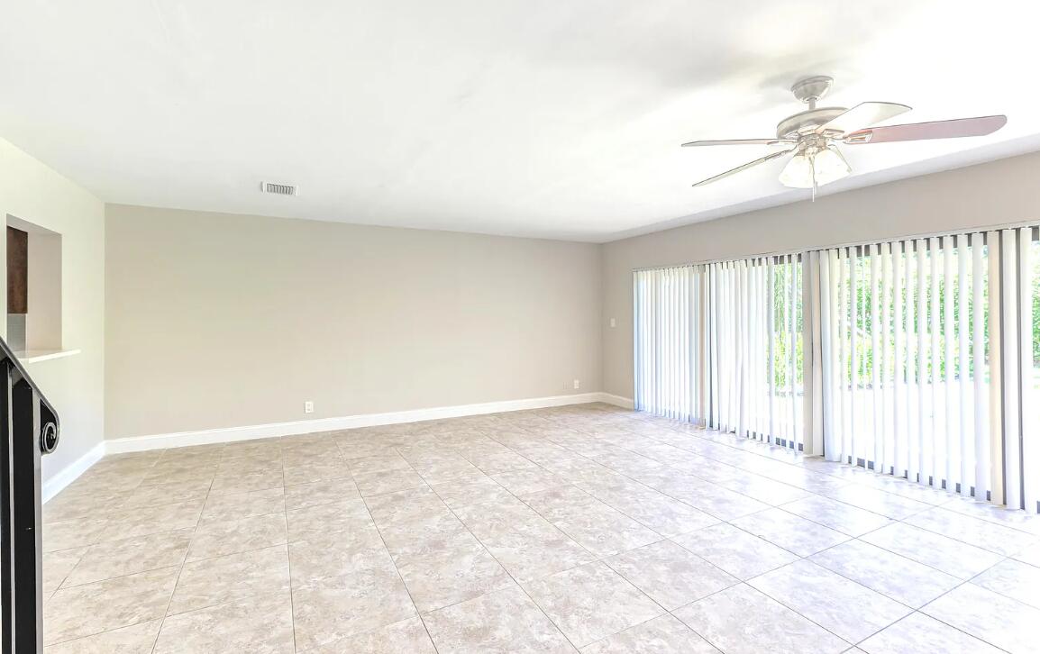 663 Dover Street, Unit 10 Boca Raton, FL 33487 - Photo 4 of 5 660-2