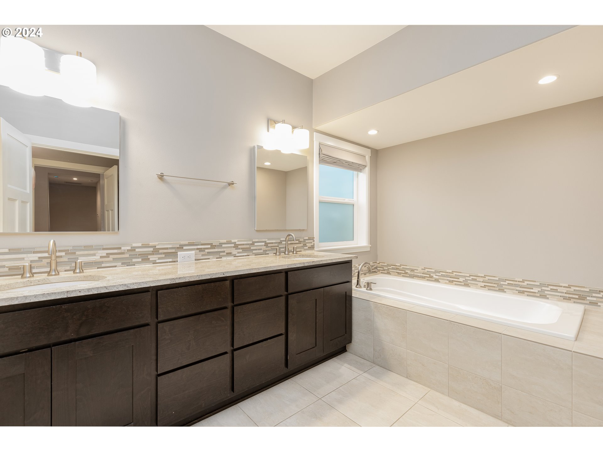 2714 Northeast 167th Circle Ridgefield, WA 98642 - Photo 17 of 35 a bathroom with a tub a sink and mirror