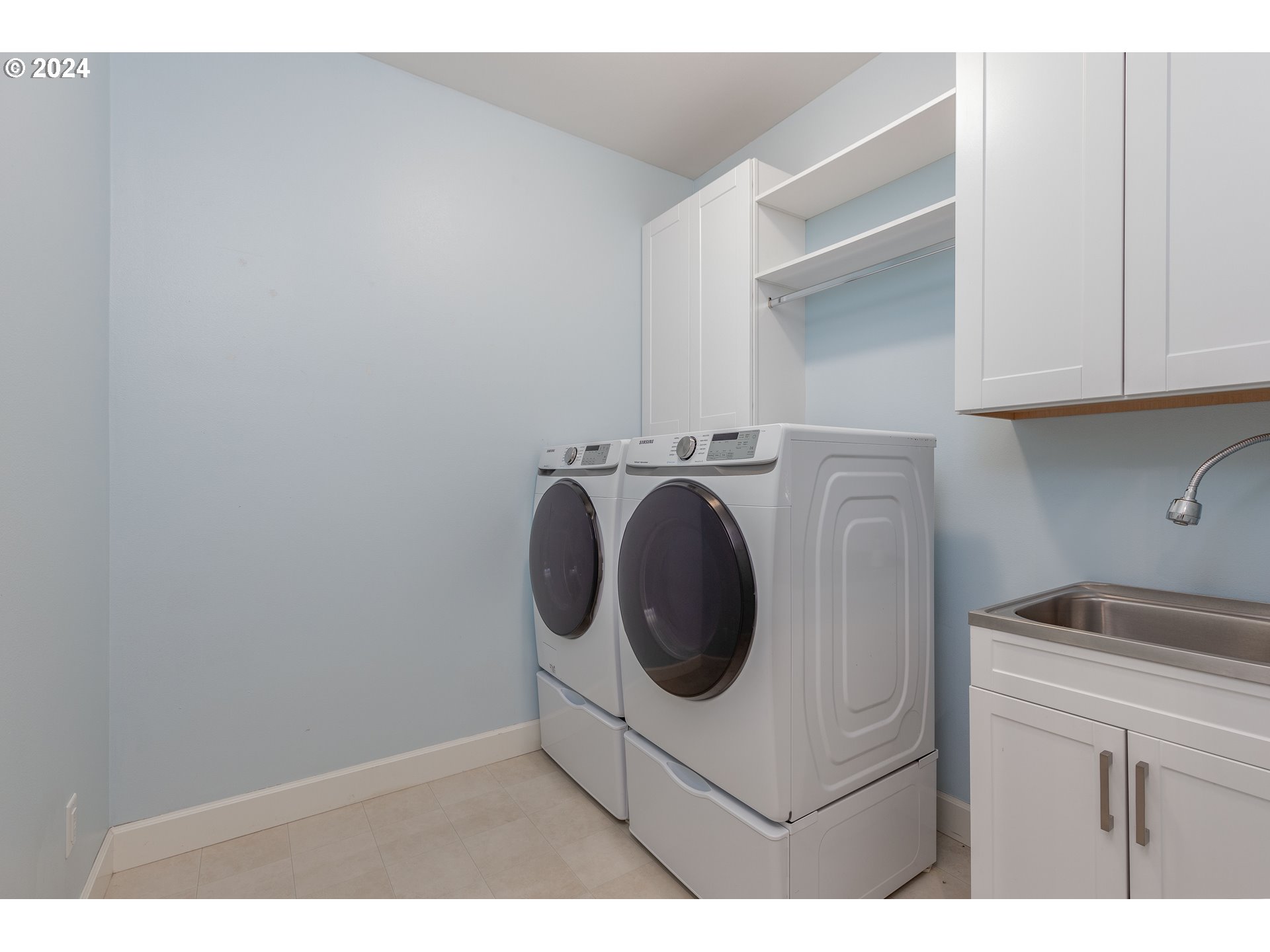 2714 Northeast 167th Circle Ridgefield, WA 98642 - Photo 26 of 35 a utility room with dryer and washer