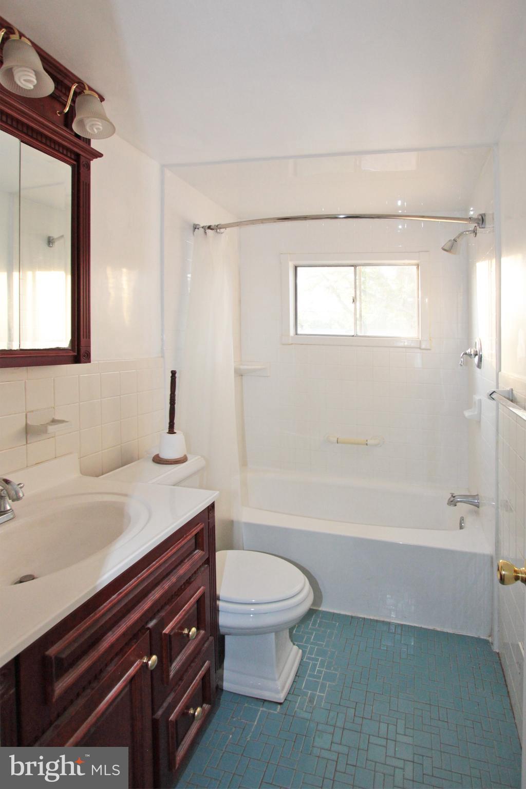 6 Newbrook Road Newark, DE 19711 - Photo 15 of 19 Bathroom