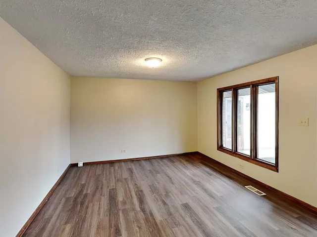 $2,640 | 16400 Sherwood Drive, Orland Park, IL 60462