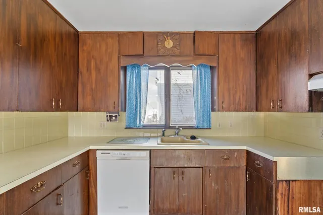 $135,000 | 2709 16th Street, Moline, IL 61265