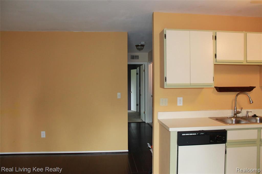 286 East Thirteen Mile Road, Unit 22 Madison Heights, MI 48071 - Photo 4 of 10