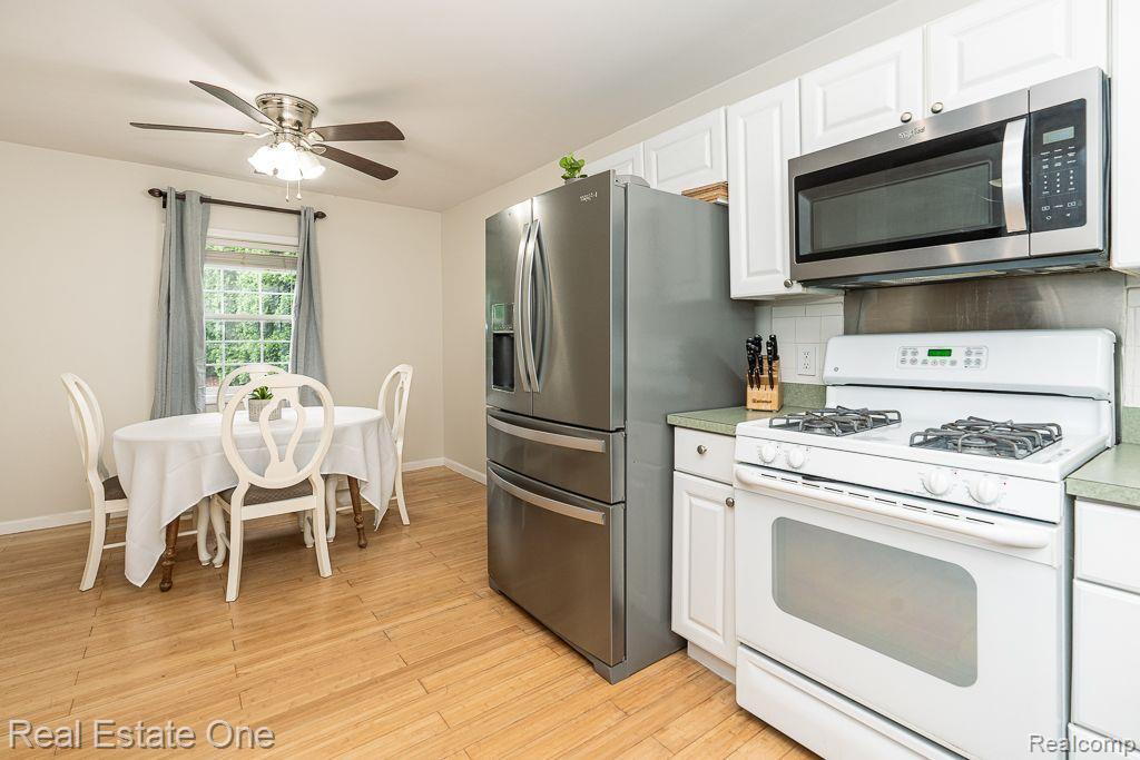 370 South Rochester Road Rochester, MI 48307 - Photo 21 of 37 Eat in nook area