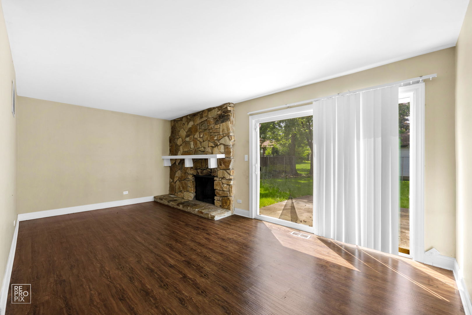 48 Pheasant Road Matteson, IL 60443 - Photo 13 of 23 an empty room with wooden floor and entrance