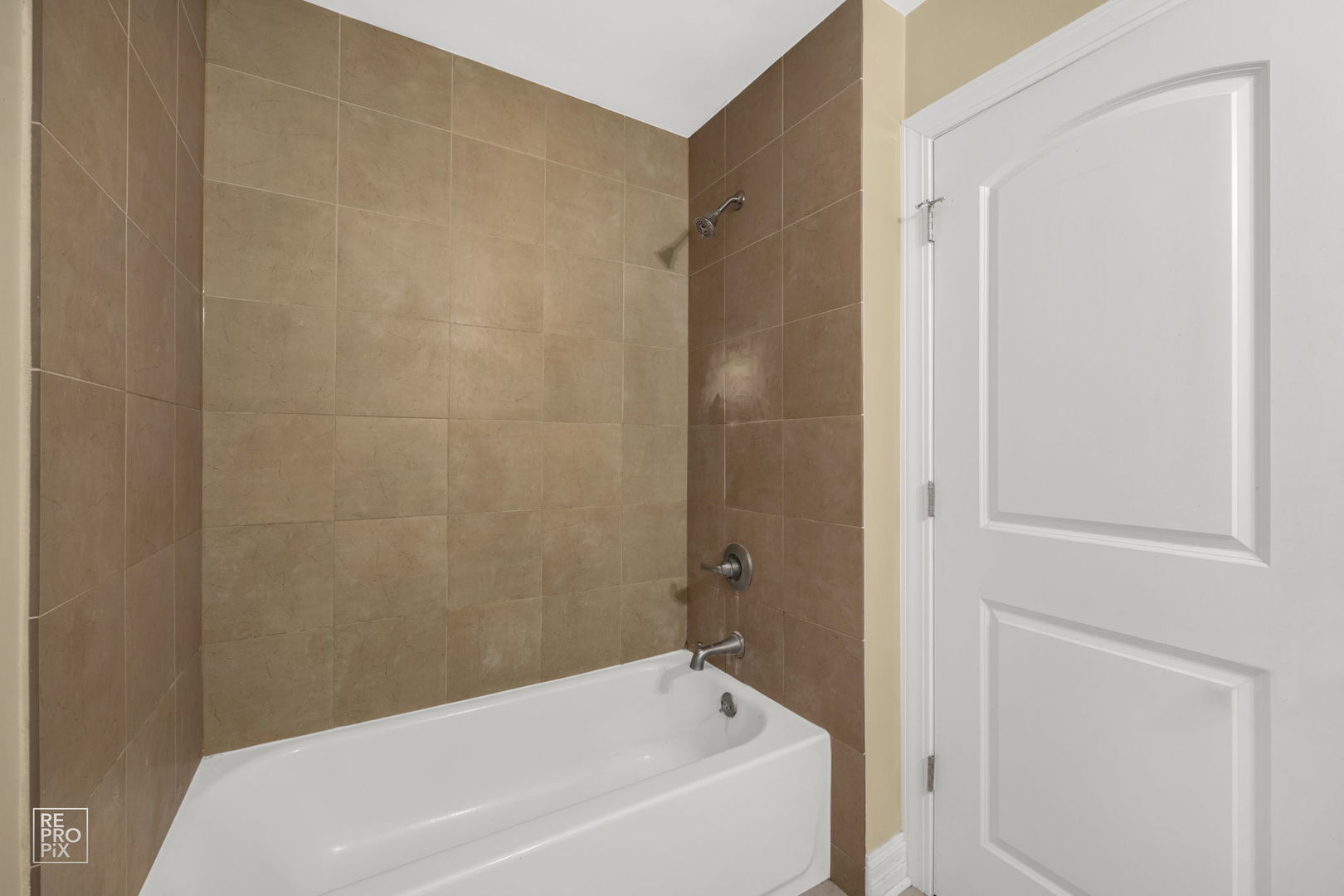 48 Pheasant Road Matteson, IL 60443 - Photo 21 of 23 a bathroom with a white bath tub