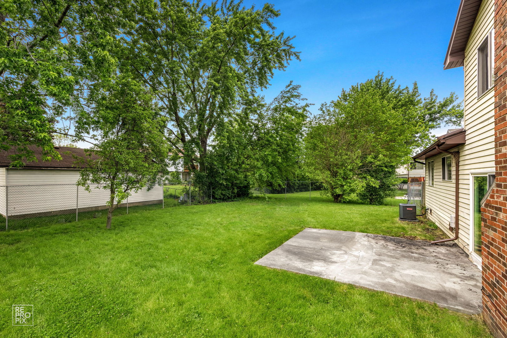 48 Pheasant Road Matteson, IL 60443 - Photo 5 of 23 a view of a yard with palm trees