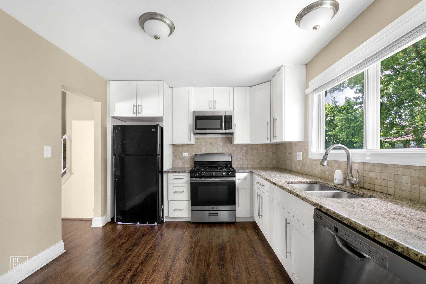 48 Pheasant Road Matteson, IL 60443 - Photo 10 of 23 a kitchen with granite countertop a refrigerator stove and sink