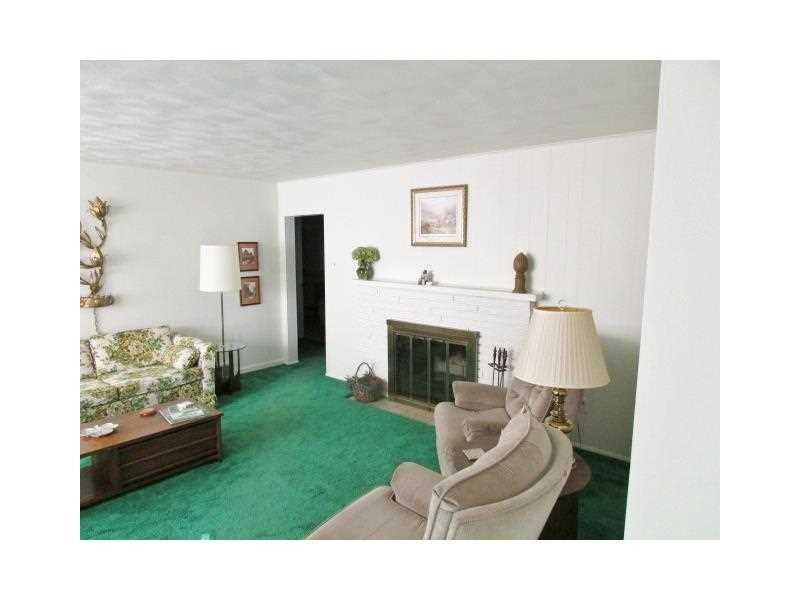 554 Utopia Road Apollo, PA 15613 - Photo 2 of 12 Living Room.
