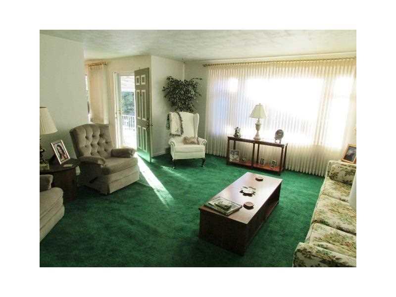 554 Utopia Road Apollo, PA 15613 - Photo 3 of 12 Living Room.
