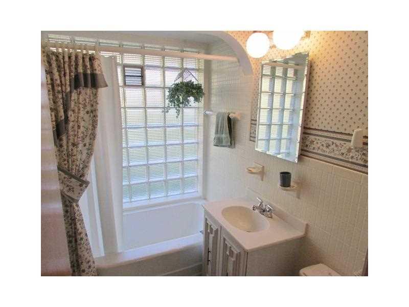 554 Utopia Road Apollo, PA 15613 - Photo 10 of 12 Full Bath.