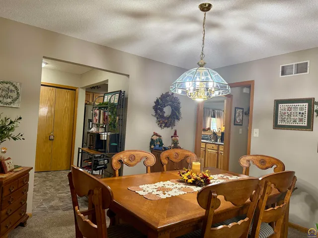 $269,900 | 3101 Southwest Wanamaker Drive, Unit 13, Topeka, KS 66614