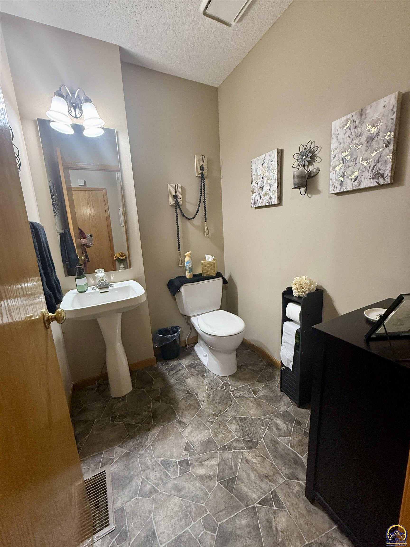 3101 Southwest Wanamaker Drive, Unit 13 Topeka, KS 66614 - Photo 20 of 52