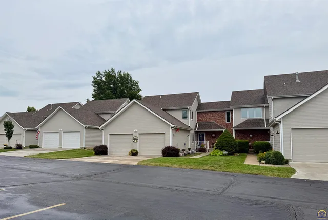 $269,900 | 3101 Southwest Wanamaker Drive, Unit 13, Topeka, KS 66614