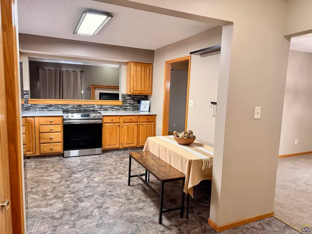 $269,900 | 3101 Southwest Wanamaker Drive, Unit 13, Topeka, KS 66614