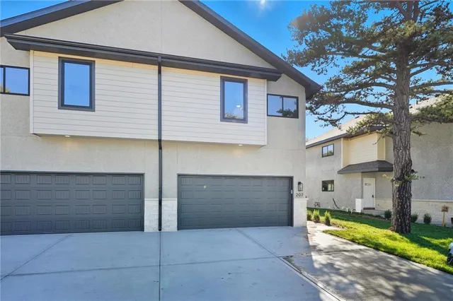 $365,000 | 207 Northwest Orchard Street, Lee's Summit, MO 64063