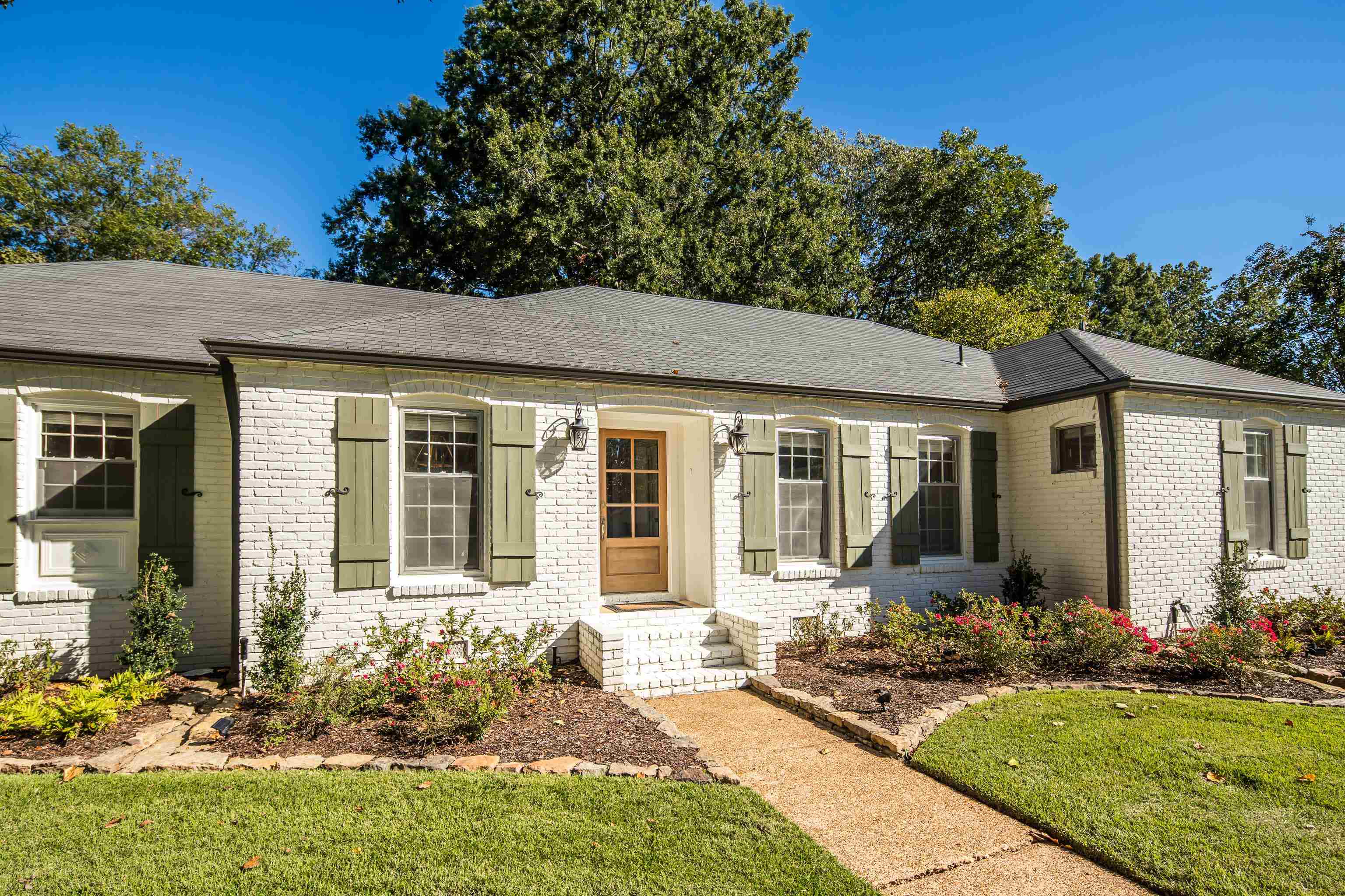 5060 Rich Road Memphis, TN 38117 - Photo 2 of 25 front view of a house with a yard