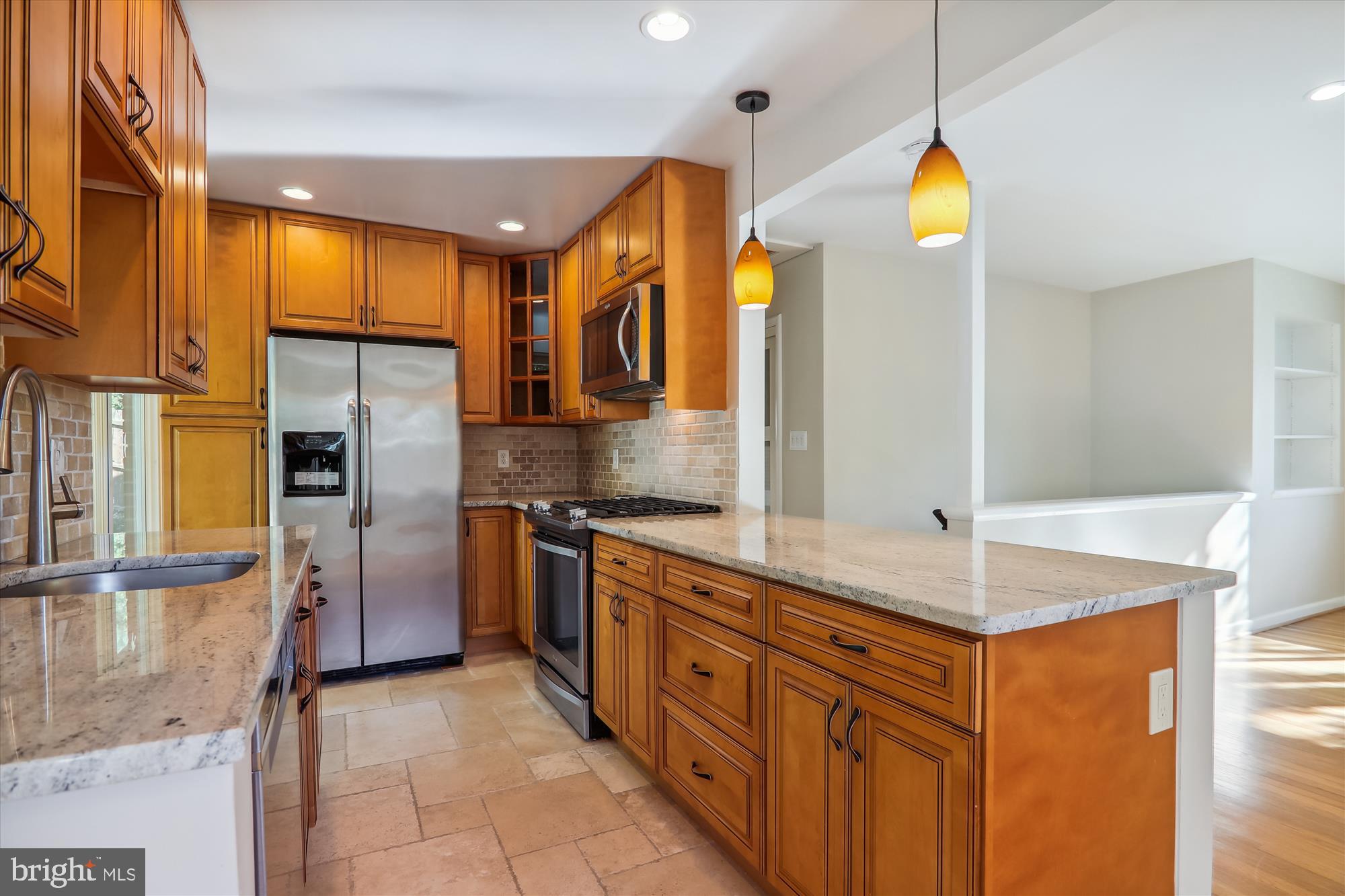 10708 Lombardy Road Silver Spring, MD 20901 - Photo 10 of 95 Pendant lighting & stainless applicances