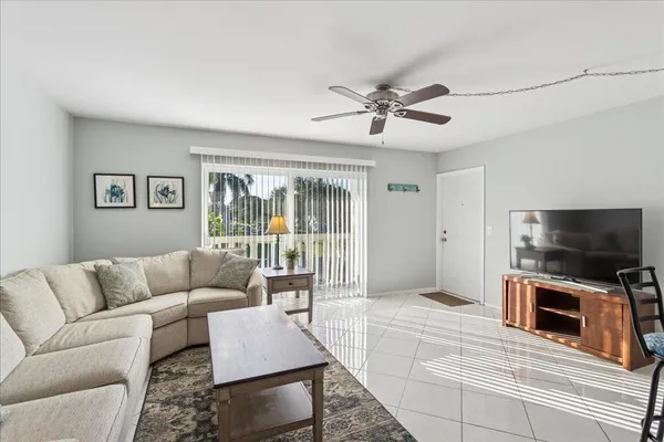 $84,900 | 95 North Boulevard, Unit 2B, Boynton Beach, FL 33435