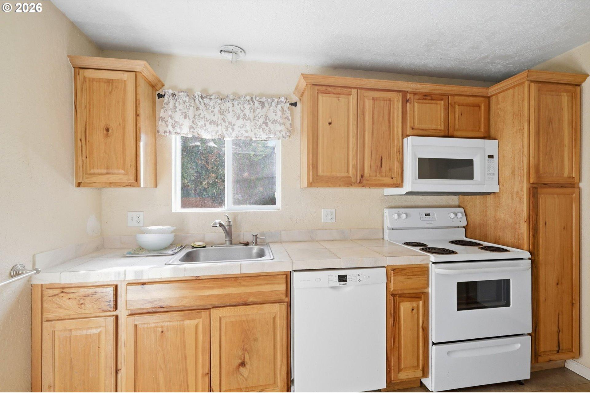 716 F Street Springfield, OR 97477 - Photo 6 of 42 Gallery Image 6