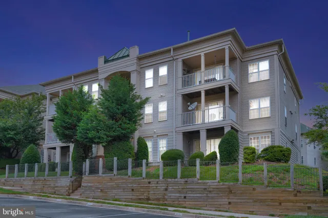 $320,000 | 1067 Gardenview Loop, Unit 302, Woodbridge, VA 22191