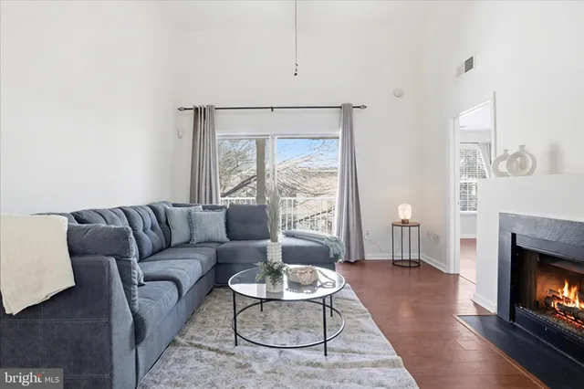 $320,000 | 1067 Gardenview Loop, Unit 302, Woodbridge, VA 22191