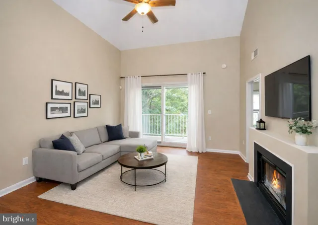 $320,000 | 1067 Gardenview Loop, Unit 302, Woodbridge, VA 22191