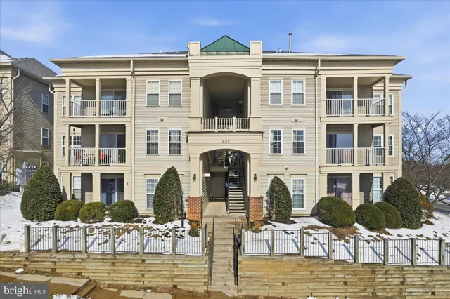 $320,000 | 1067 Gardenview Loop, Unit 302, Woodbridge, VA 22191