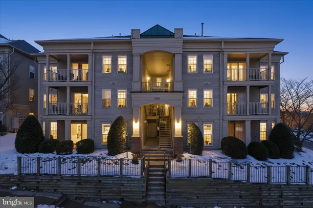 $320,000 | 1067 Gardenview Loop, Unit 302, Woodbridge, VA 22191