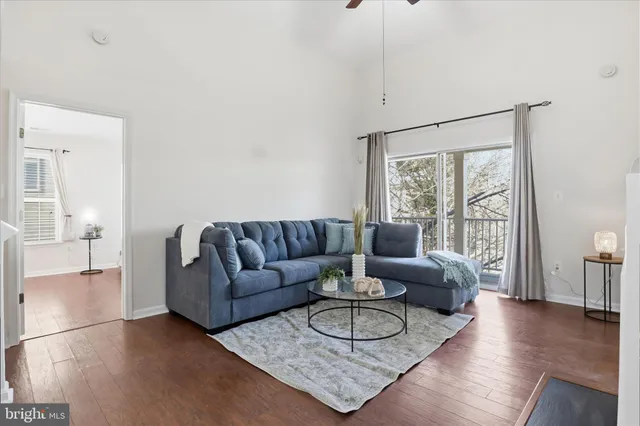 $320,000 | 1067 Gardenview Loop, Unit 302, Woodbridge, VA 22191