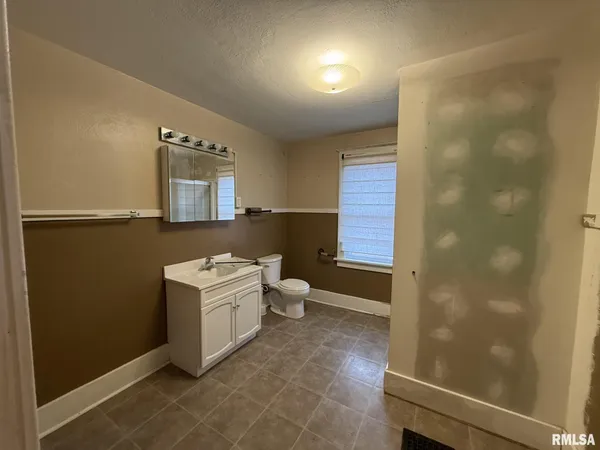 $149,900 | 180 East Penn Avenue, Roseville, IL 61473