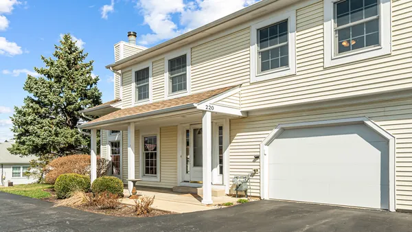 $299,900 | 220 Whitewood Drive, Streamwood, IL 60107