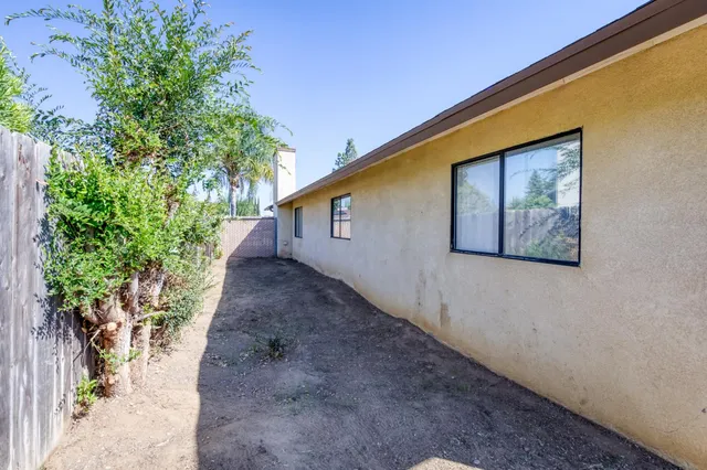 a view of a house with a backyard