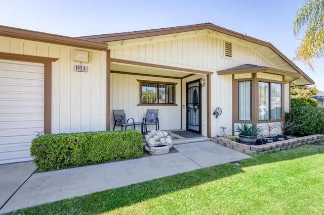 a view of a back yard of the house