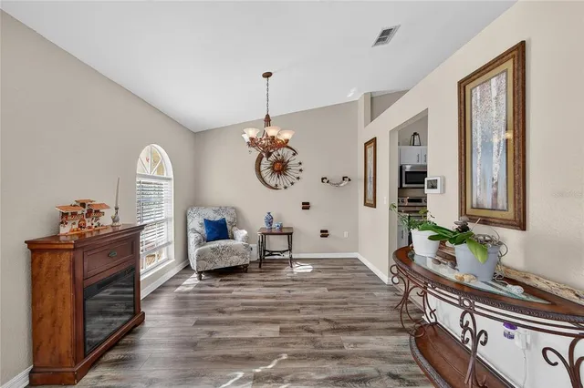 a en suite spacious bathroom with double sink and a mirror