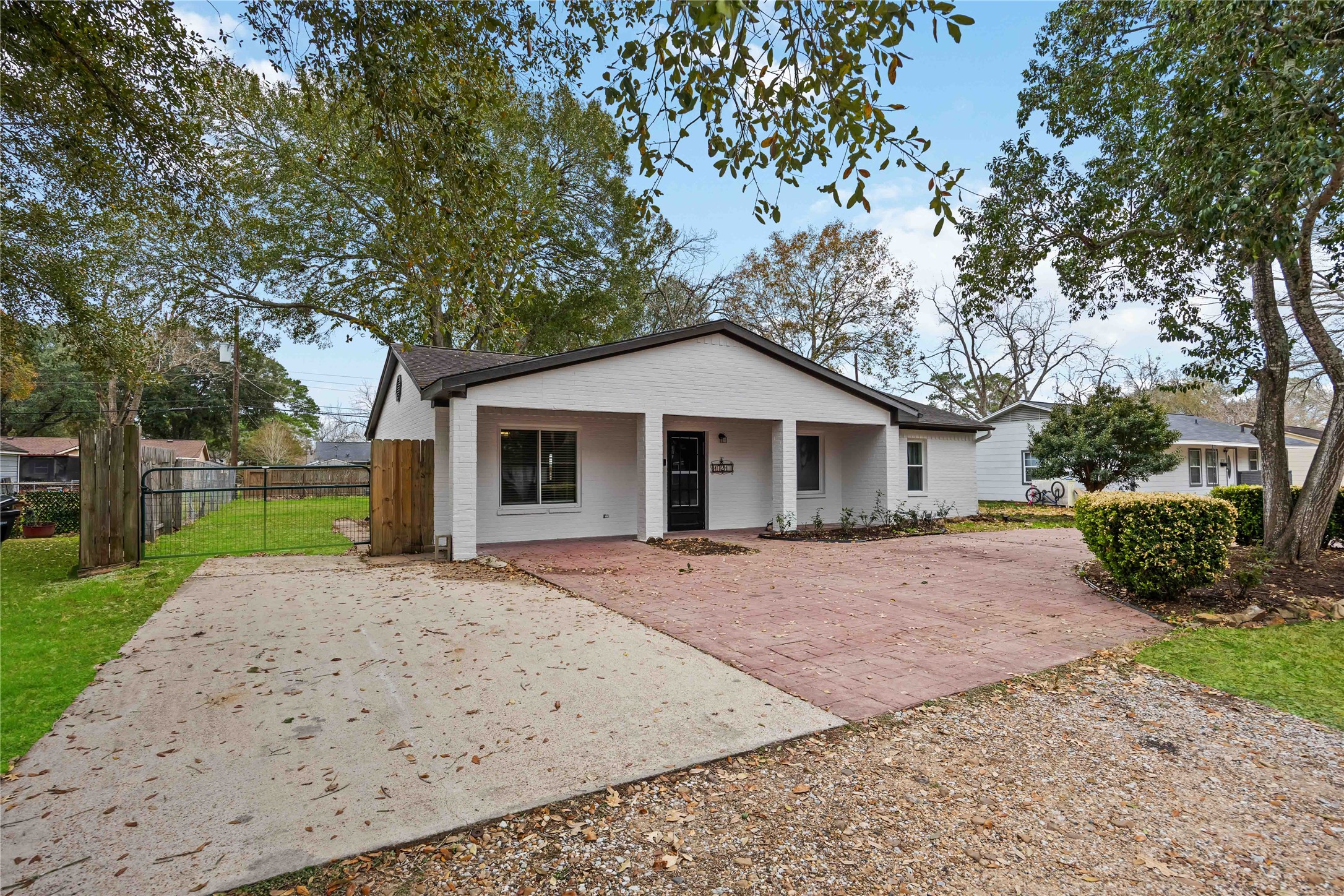 1721 Jones Street Rosenberg, TX 77471 - Photo 3 of 27 a front view of a house with a garden and trees