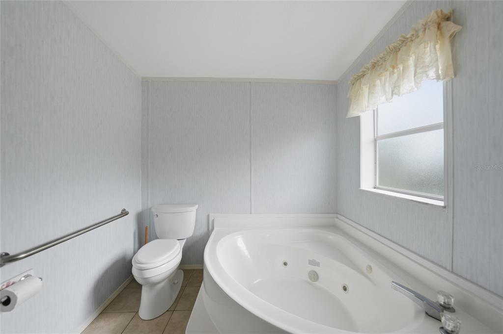 11923 Southwest Loop Terrace Arcadia, FL 34269 - Photo 24 of 50 a bathroom with a bathtub and a toilet