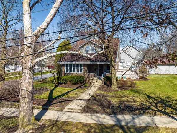 $875,000 | 354 Hawthorne Boulevard, Glen Ellyn, IL 60137